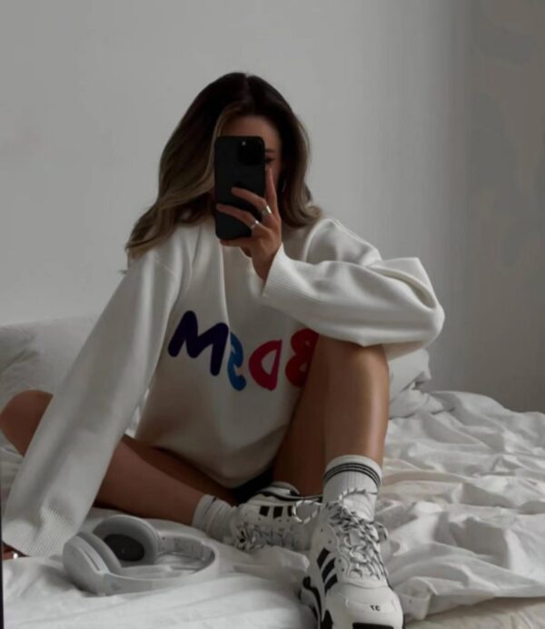 ASTON SIENNA Elevate Your Look: Autumn/Winter Graphic Print Loose Sweatshirt
