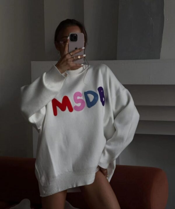 ASTON SIENNA Elevate Your Look: Autumn/Winter Graphic Print Loose Sweatshirt