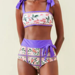 Hip-huggingt hree-piece swimsuit